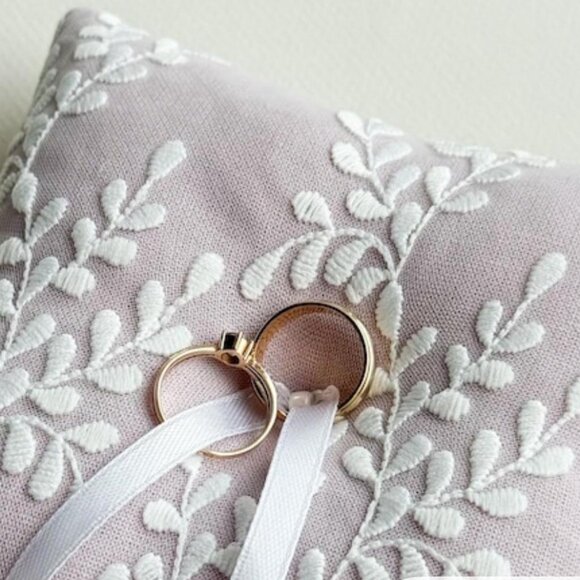🌿 Lace Wedding Ring Pillow – Elegant Embroidered Ring Bearer Cushion (Like New) - Picture 4 of 4